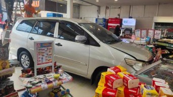 Diduga Sopir Lalai, Sebuah Mobil Tabrak Minimarket di Gandul