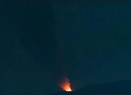 Gunung Api Ibu Erupsi, Luncurkan Lava Pijar Setinggi 100 Meter