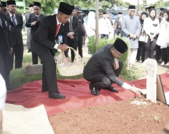Menteri Pekerjaan Umum Periode 1998-1999 Rachmadi Bambang Sumadhijo Tutup Usia