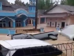 Banjir Bandang Terjang Sukabumi, Tim SAR Kewalahan Evakuasi Warga