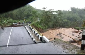 10 Jembatan Putus Usai Banjir Bandang di Sukabumi, Sejumlah Kampung Terisolir