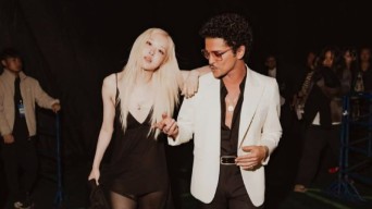 Lagu “APT.” Bertahan di Peringkat 5 Besar Billboard Hot 100