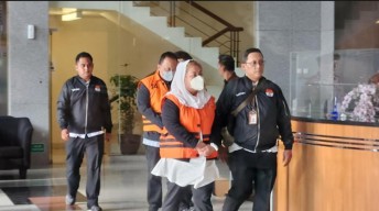 Digelandang Menggunakan Rompi Oranye, Walikota Semarang Resmi Ditahan KPK