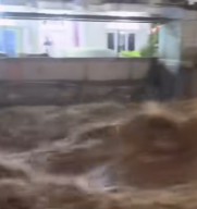 Seorang Warga Hanyut, saat Banjir Bandang Terjang Kawasan Puncak