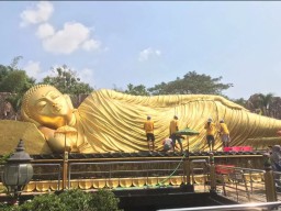 Jelang Waisak, Patung Buddha Tidur Terbesar di Indonesia Dibersihkan