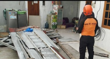 Angin Kencang Rusak 20 Rumah Warga di Jakbar, Dua Orang Terluka