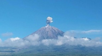 Gunung Semeru Kembali Erupsi, Letusan Capai Satu Kilometer