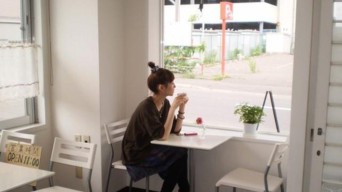 Ngopi Sendirian di Kafe Why Not? Bukan Kesepian atau Antisosial