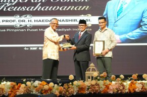Ketum Muhammadiyah Haedar Nashir Raih Penghargaan Tokoh Pendidikan dari UMK Malaysia