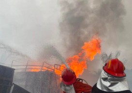 Gudang BBM Terbakar Hebat, Damkar Jambi Kerahkan 70 Personel