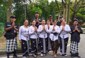 Pecalang Perempuan Kawal Ketertiban Busana di Pura Bali