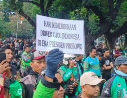Ribuan Pengemudi Ojol Padati Patung Kuda