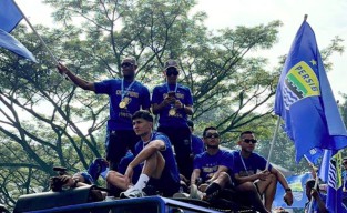 Marc Klok Terharu Lihat Lautan Bobotoh di Pawai Juara Persib