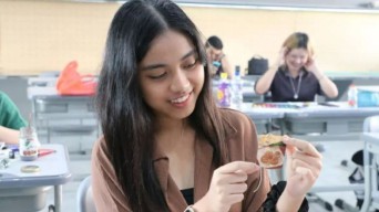 Mahasiswa Ubaya Ubah 113 Kantong Teh Bekas Jadi Media Lukis