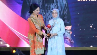 Menteri Rini Terima Penghargaan CNN Leading Women Award 2025