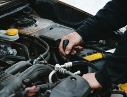 Amankah Mencuci Mesin Mobil dengan Air?