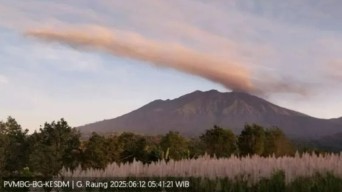 Erupsi 5 Kali, Gunung Raung Lontarkan Letusan Setinggi 1.000 Meter