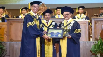 Momentum Dies Natalis ke-60, Mendikdasmen Terima Anugerah Konservasi 2025