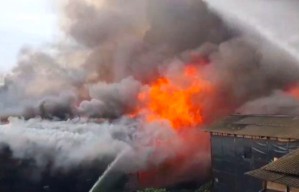 Kebakaran Hebat Hanguskan Bangunan di Lahan 3 Hektare Kapuk Muara