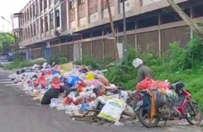 Sampah Menumpuk Ganggu Ujian di SDN 81 Pekanbaru
