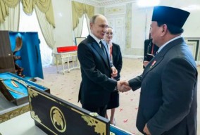 Prabowo dan Putin Tukar Cendera Mata sebagai Simbol Persahabatan Indonesia-Rusia