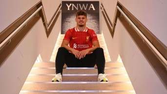 Sumringah, Miloz Kerkez Unggah Foto Berseragam The Reds di Linimasa