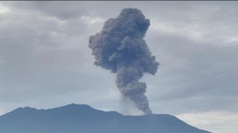 Gunung Marapi di Bukittinggi Erupsi, Wisatawan Dilarang Mendekat Radius Tiga Kilometer