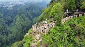 Terjebak di Tebing Keraton Bandung, Empat Mahasiswa Dievakuasi Damkar