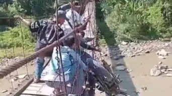 Nyaris Terperosok, Warga Bayah Teriak Minta Pemda Perbaiki Jembatan Gantung di Lebak Banten
