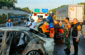 Sedan Terbakar Usai Tabrakan dengan Truk di Tol JORR Cipayung, Lalu Lintas Macet 10 Km