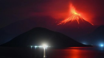 Gunung Lewotobi Laki-Laki Aktif Erupsi, Enam Penerbangan Dibatalkan
