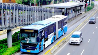 Hujan Sejak Pagi Bikin Jakarta Macet, Layanan Transjakarta Terganggu