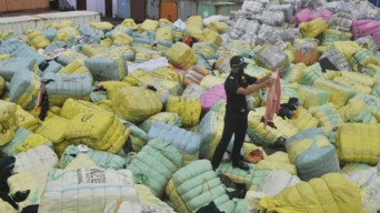 Kemendag Sita 19.391 Ballpress Baju Bekas Impor, Senilai Lebih dari Rp112,3 Miliar