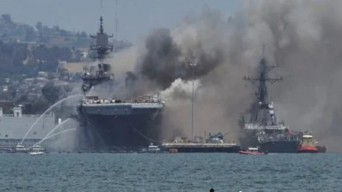 Terbakar Hebat, Sebuah Kapal Perang AS Hangus di Lepas Pantai Okinawa