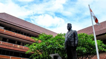 Raih Tiga Penghargaan Bergengsi, FH UI Dinobatkan Jadi Kampus Hukum Terbaik Nasional 2025