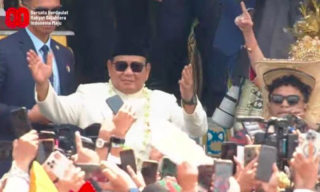 Prabowo Bergoyang Ikuti Alunan Lagu “Tabola Bale” di Istana Merdeka