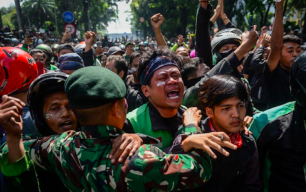 Demonstran Geruduk Gerbang Mako Brimob Kwitang
