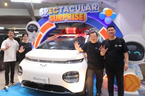 Pelanggan Siap Bawa Pulang Ratusan Juta Rupiah dan Mobil Wuling