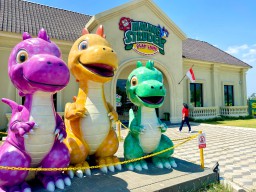 Ada Dinosaurus Lucu di Taman Bermain Pinggir Jalan Tol
