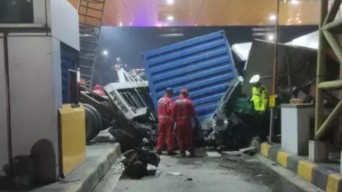 Hancur Berantakan, GT Ciawi 2 Arah Jakarta, Ditabrak Truk Kontainer dan Tronton