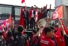 Mahasiswa GMNI Gelar Aksi Unjuk Rasa di Depan DPR/MPR RI