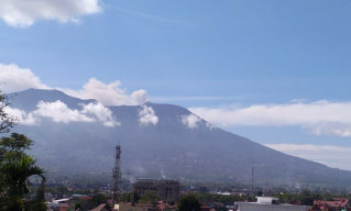 Gunung Marapi Erupsi, Semburkan Abu Vulkanik Setinggi 1.000 Meter