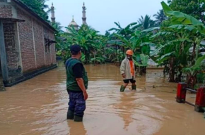 Hujan Deras Sebabkan Banjir Genangi Sejumlah Ruas Jalan di Kroya