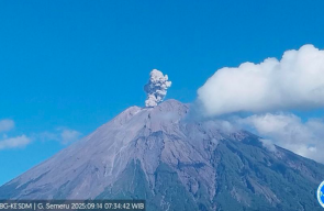 Gunung Semeru Empat Kali Erupsi, Kolom Letusan Capai 800 Meter