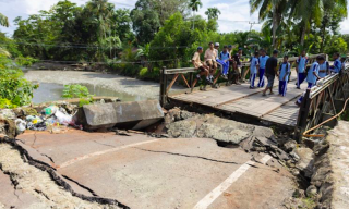 Jembatan Siriwini di Nabire Ambles Akibat Gempa M 6,6