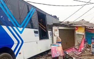 Bus Transjakarta Seret Motor dan Tabrak Empat Ruko di Pulogebang