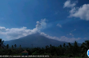 Gunung Lewotobi Laki-laki Alami Tiga Kali Erupsi pada Minggu Pagi