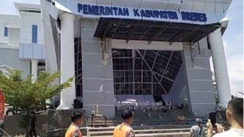 Atap KPT Brebes Tiba-Tiba Ambruk, Sejumlah Orang Terluka Tertimpa Reruntuhan