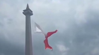 Bendera Merah Putih Robek Saat Gladi HUT TNI ke-80