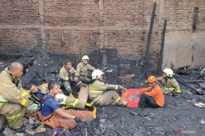 Gara-Gara Percikan Api Las, Deretan Rumah Hangus Terbakar